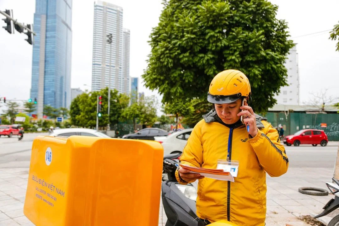 bưu điện bảo lộc lâm đồng nhận diện bưu tá VNPost mặc đồng phục khi phát hàng