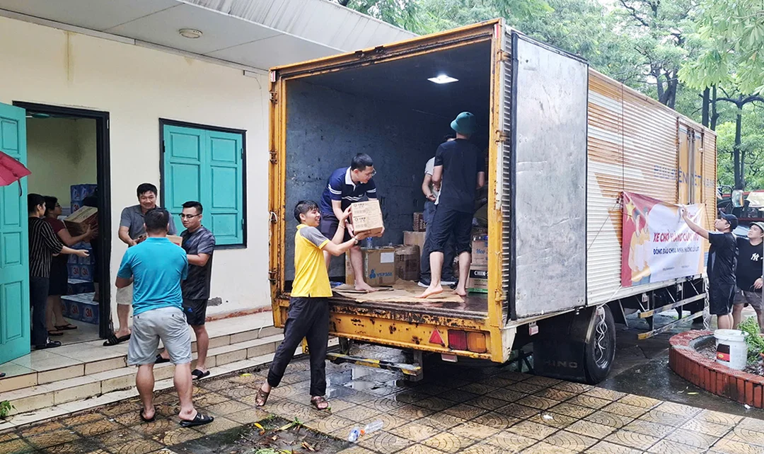 bưu điện bảo lộc lâm đồng tham khảo xe tải tiếp nhận kiện hàng cứu trợ