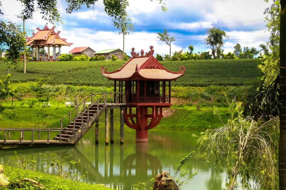 Điện thờ giữa hồ tại Chùa Di Đà Bảo Lộc Lâm Đồng chùa di đà bảo lộc lâm đồng có điện thờ giữa hồ