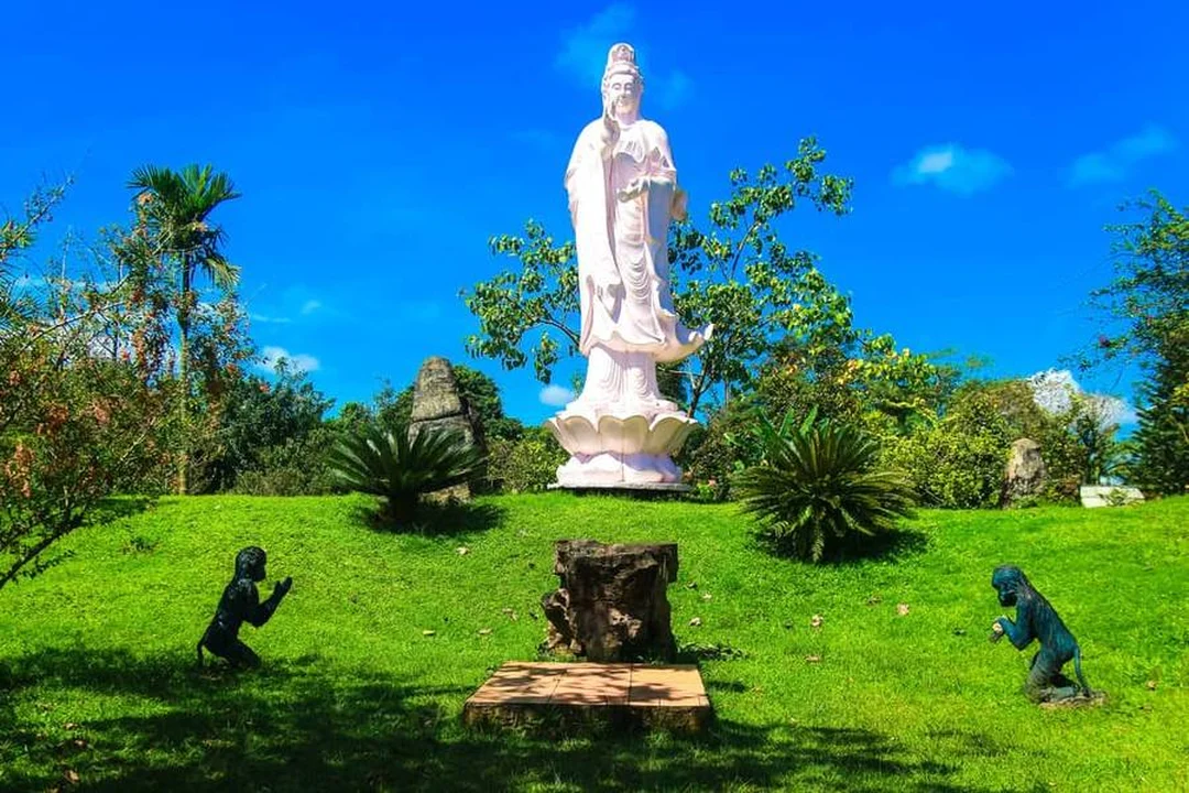 Tượng Quan Âm tại Chùa Di Đà Bảo Lộc Lâm Đồng chùa di đà bảo lộc lâm đồng có tượng Quan Âm trong khuôn viên