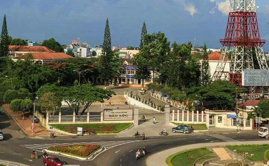 Cổng trường thpt bảo lộc lâm đồng tại trung tâm thành phố