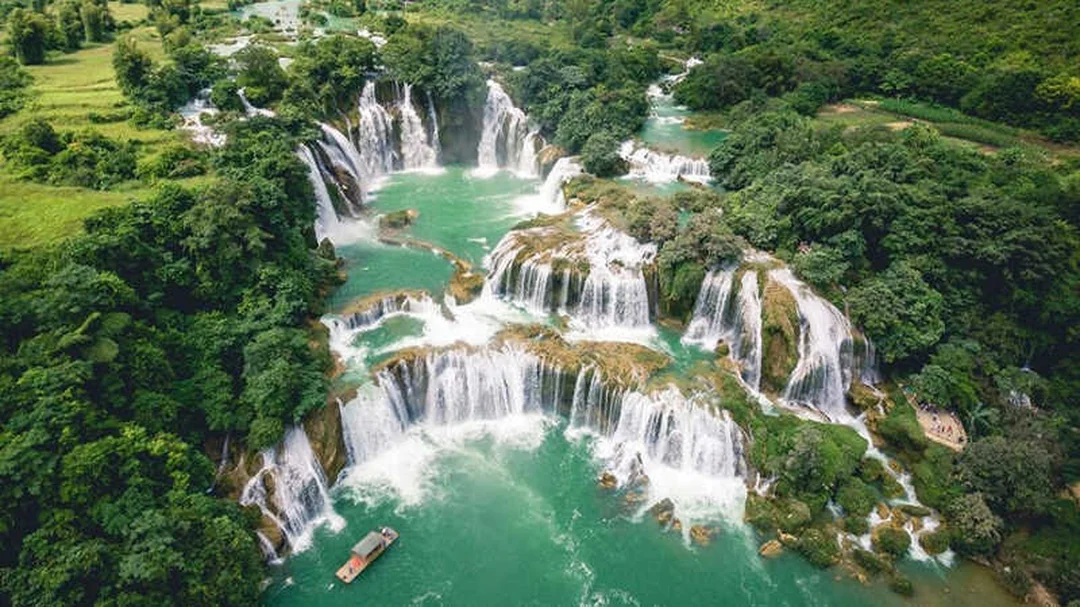 Du khách tham quan thác Đambri Bảo Lộc Lâm Đồng đambri bảo lộc lâm đồng bảng giá và trải nghiệm thác