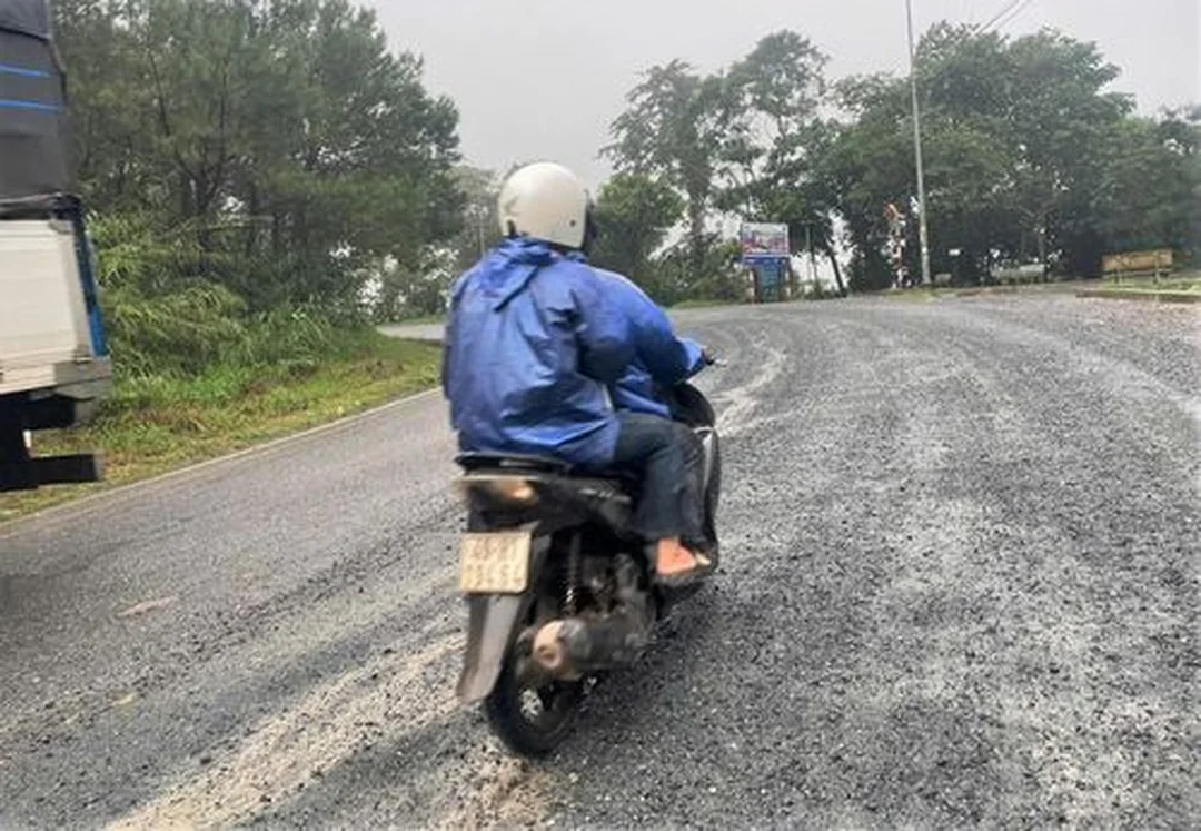 đoạn mặt đường hư hỏng đèo bảo lộc lâm đồng