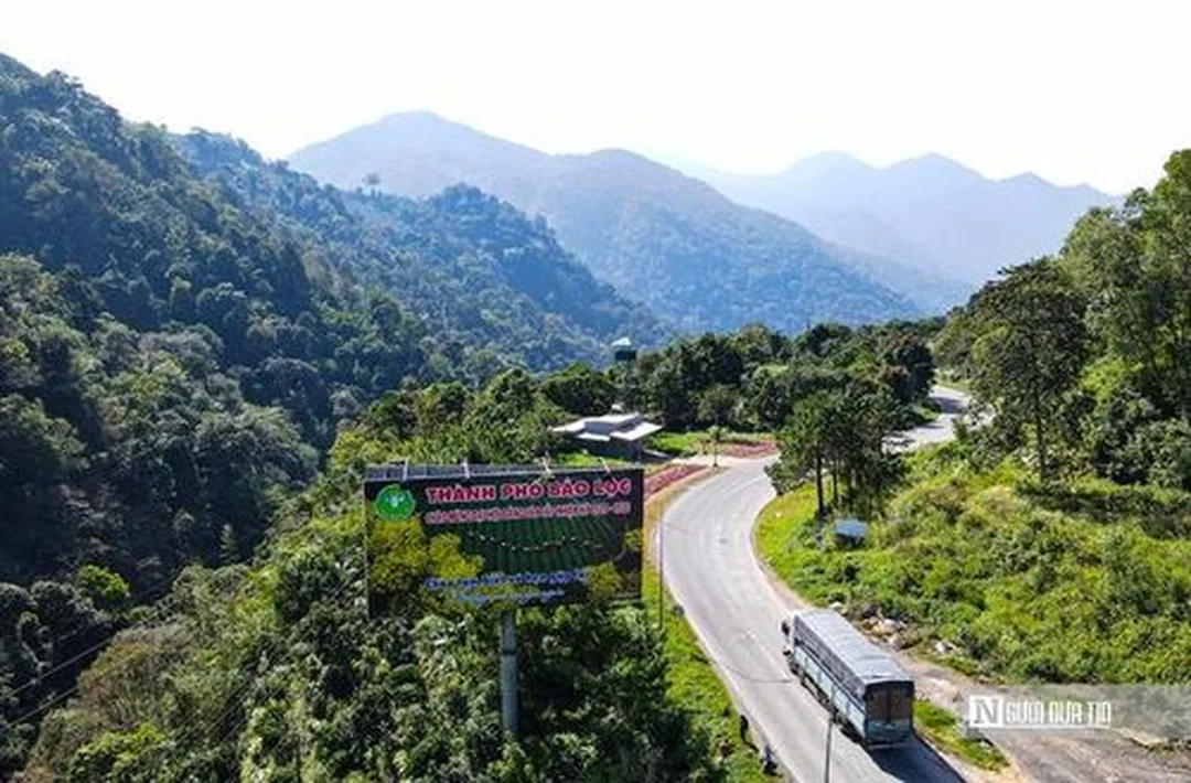 hình ảnh đèo Bảo Lộc Lâm Đồng với đường cua và rừng núi