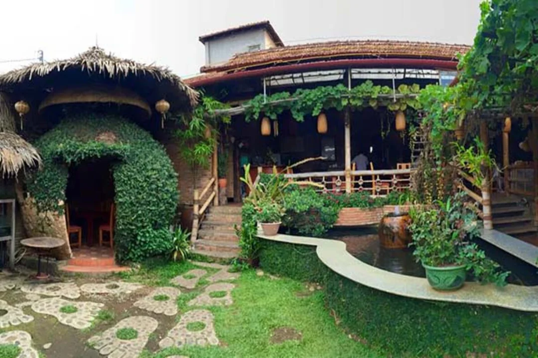 Không gian sân vườn cho nhóm gia đình đang tìm ăn gì Bảo Lộc