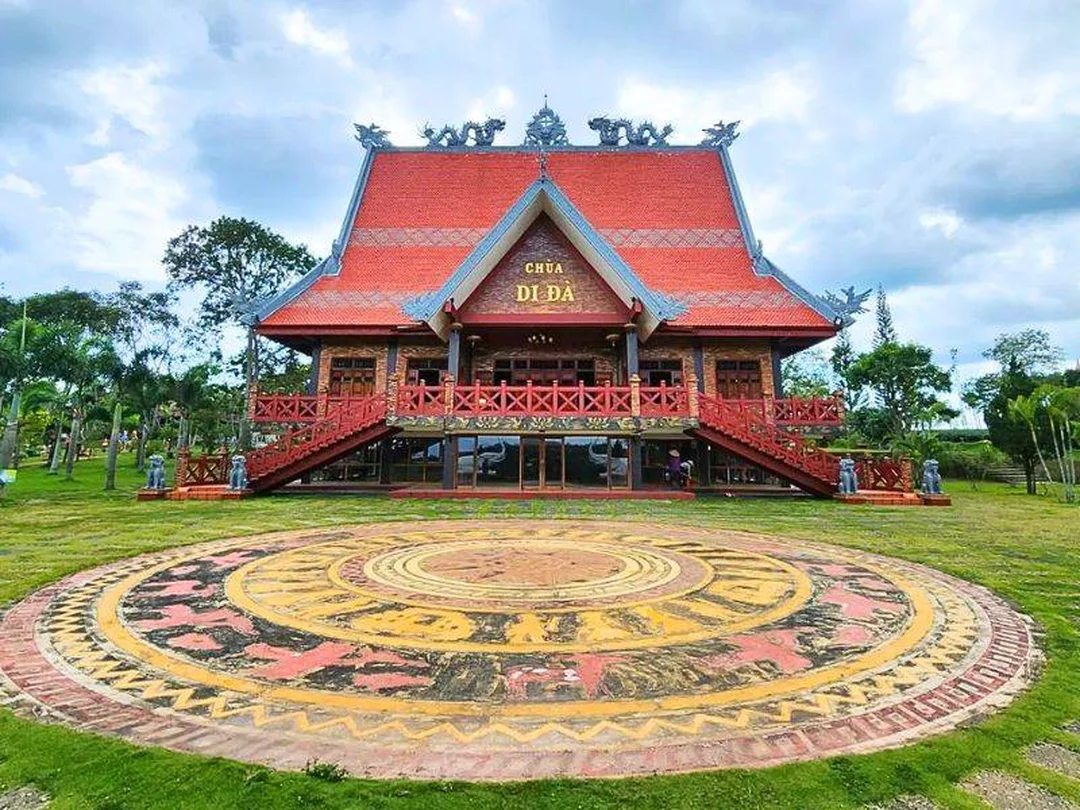 khu du lịch bảo lộc lâm đồng với chùa Di Đà giữa vườn chè