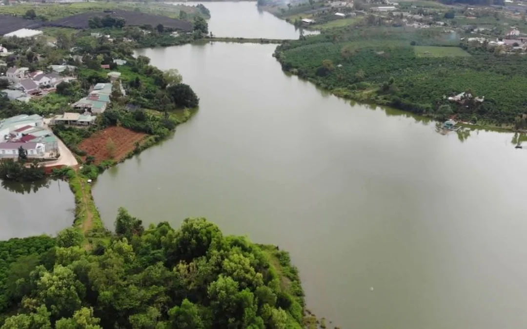 Khung cảnh hồ nam phương thành phố bảo lộc lâm đồng phù hợp cho câu hỏi thường gặp của khách tự túc