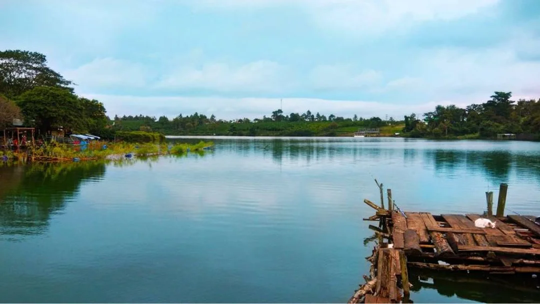 Khung cảnh hồ nam phương thành phố bảo lộc lâm đồng vào thời điểm đẹp trong ngày