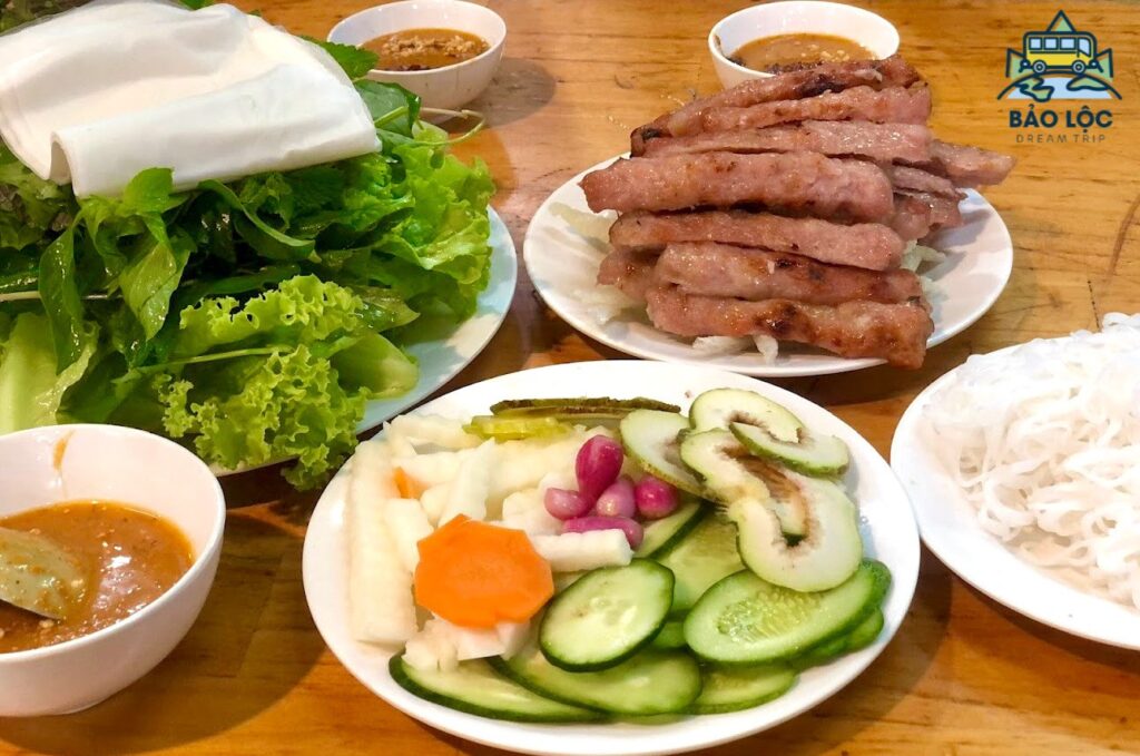 Thưởng thức nem nướng Vĩ Dạ – món ăn hấp dẫn 2 Ngày 1 Đêm