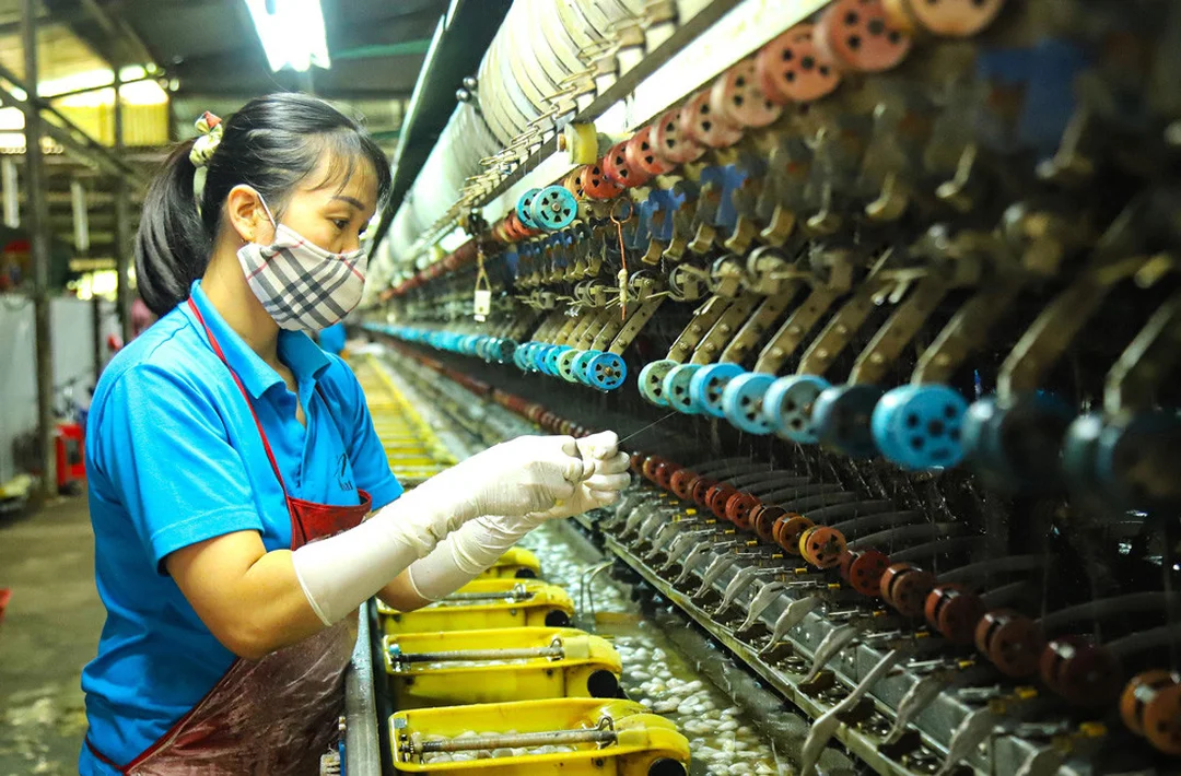 lụa Bảo Lộc Lâm Đồng trong công đoạn hoàn thiện khăn