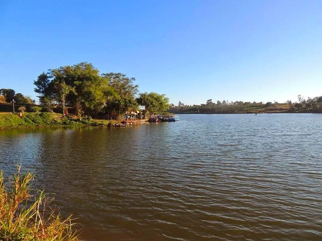 Mặt hồ nam phương thành phố bảo lộc lâm đồng nhìn rộng từ bờ cao