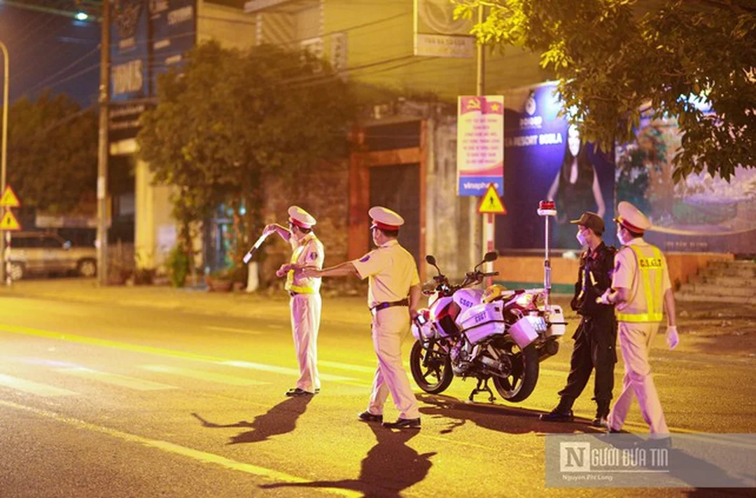 người dân làm thủ tục tại công an thành phố bảo lộc lâm đồng