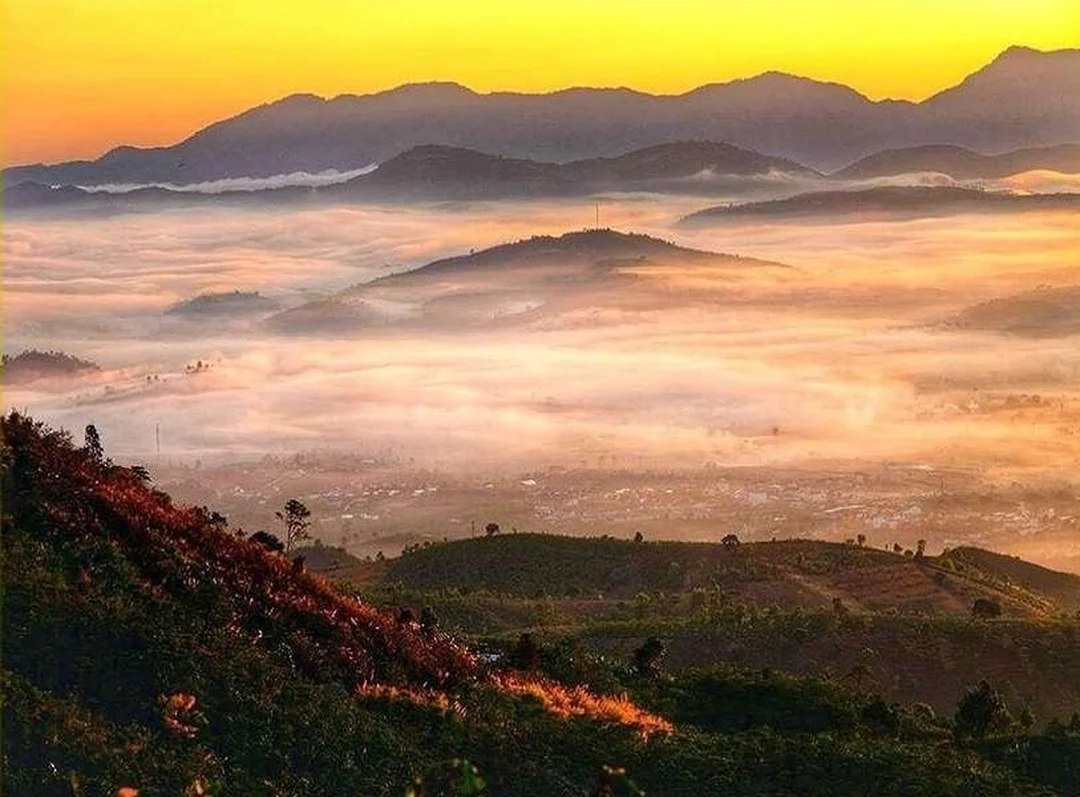 Biển mây tại núi Đại Bình Lộc Thành Bảo Lộc Lâm Đồng núi đại bình lộc thành bảo lộc lâm đồng với biển mây sáng sớm