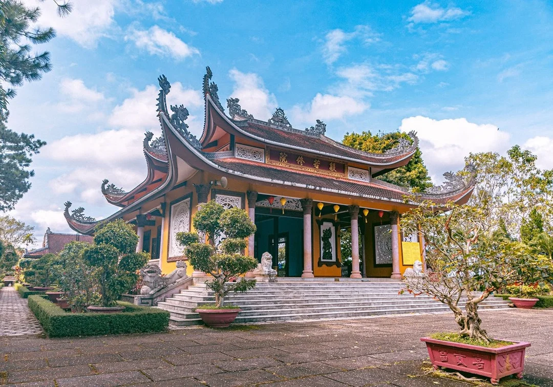 Toàn cảnh tu viện Bát Nhã Bảo Lộc Lâm Đồng Toàn cảnh tháp và cây xanh tại tu viện Bát Nhã Bảo Lộc Lâm Đồng